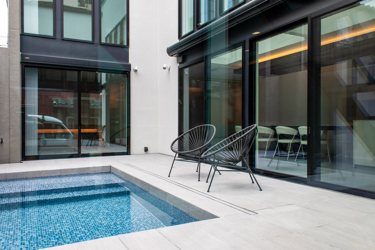 都市に溶け込むプライベートリゾート 事例トップ画像