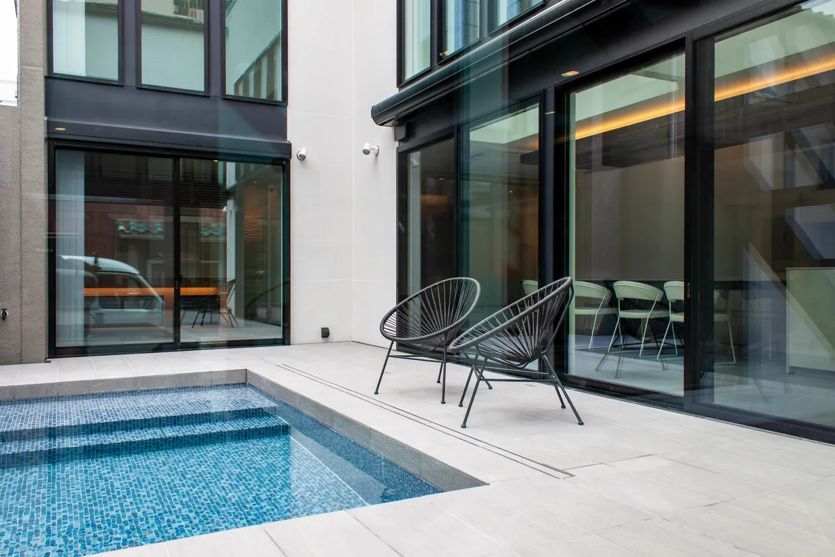 都市に溶け込むプライベートリゾート 事例トップ画像