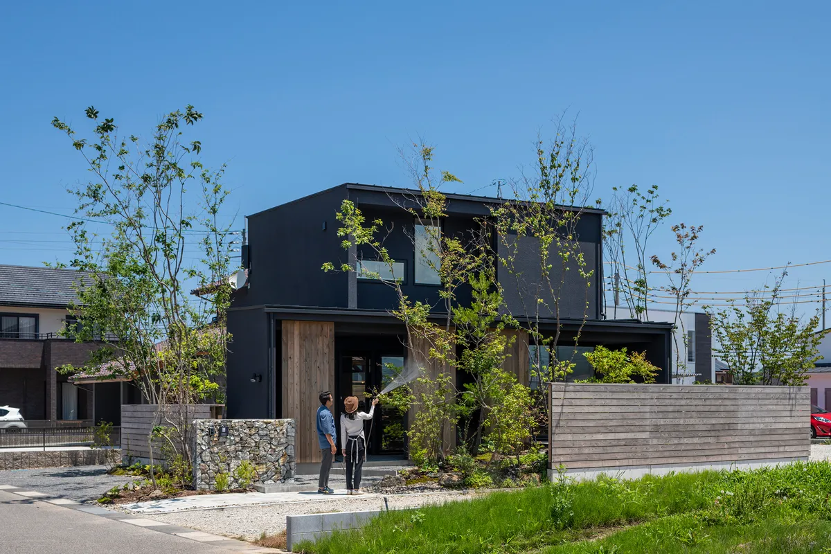 庭に囲まれた家 事例トップ画像