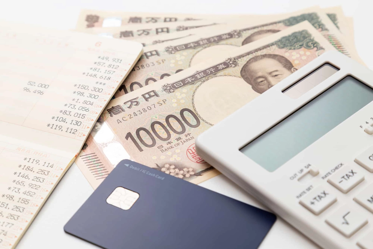 通帳とお金と電卓