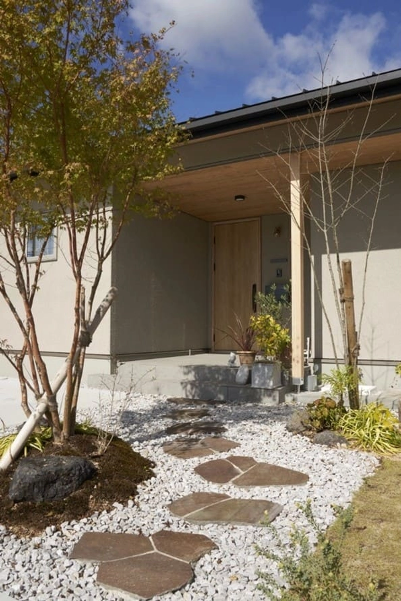玄関前に設置された砂利と飛び石と植栽