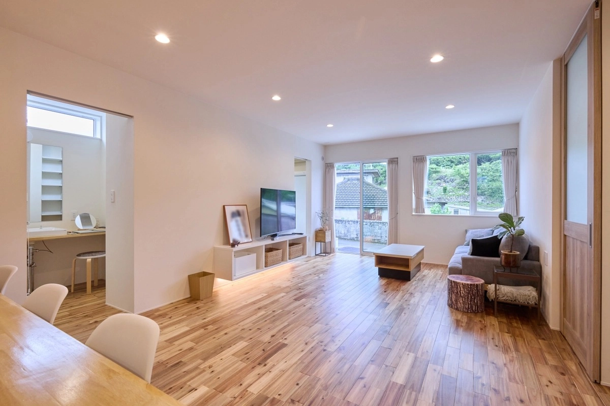 無垢材の床と大きな窓が開放的な明るいLDK