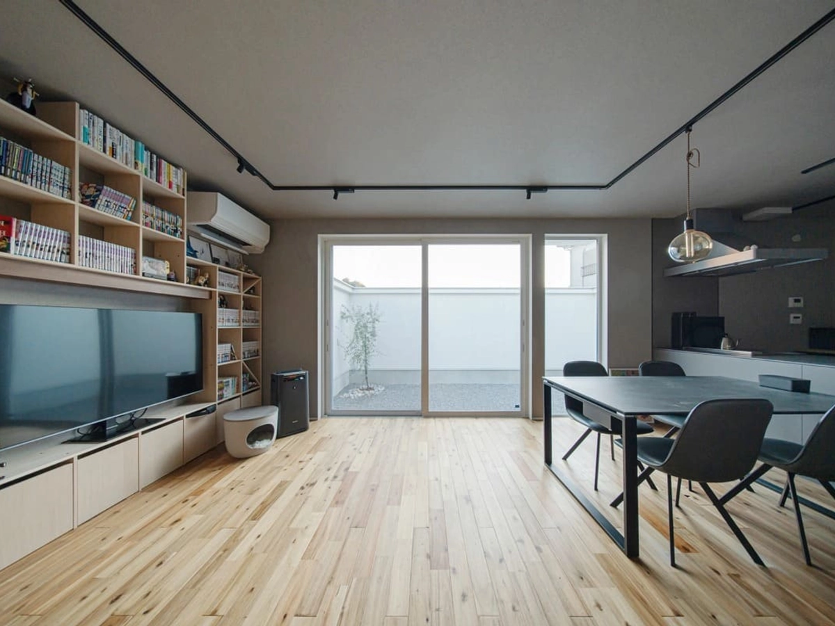 中庭に面した段差なしリビング