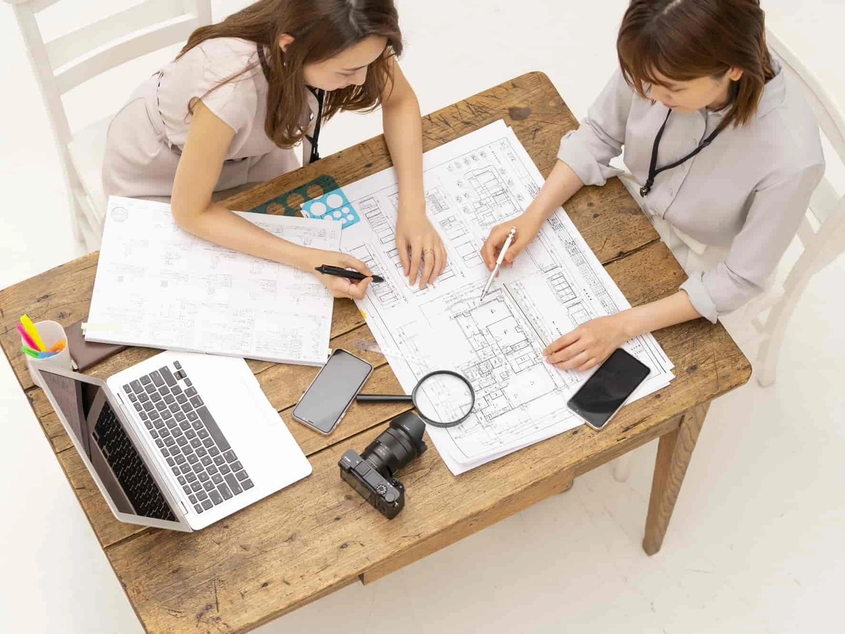 設計図について相談する女性たち