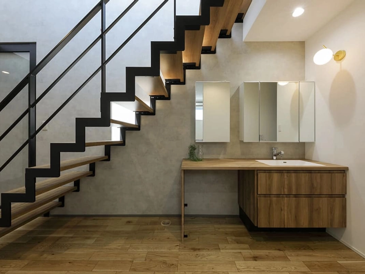 収納下を浮かせた掃除しやすいつくりの洗面台