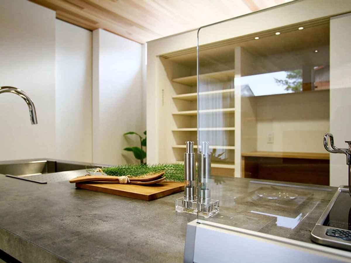 キッチン後ろのスライド扉付きパントリー