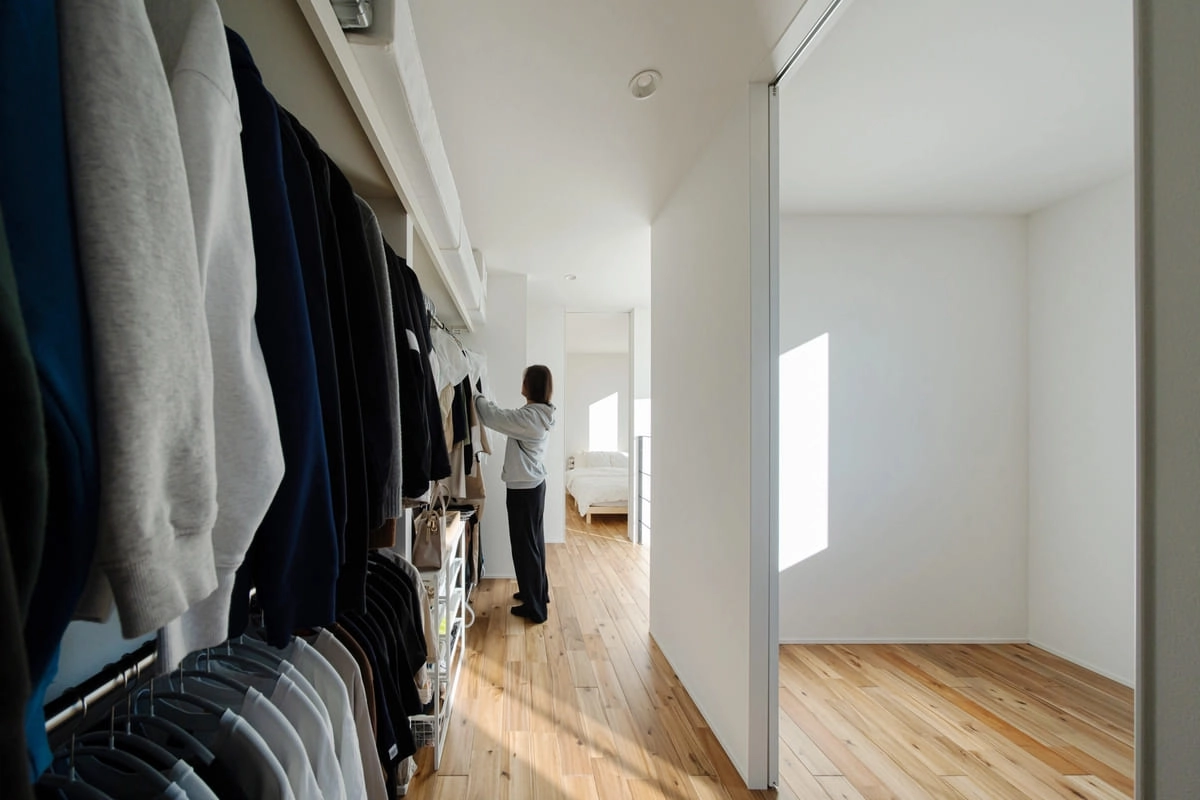 ランドリールームに隣接するファミリークローゼット