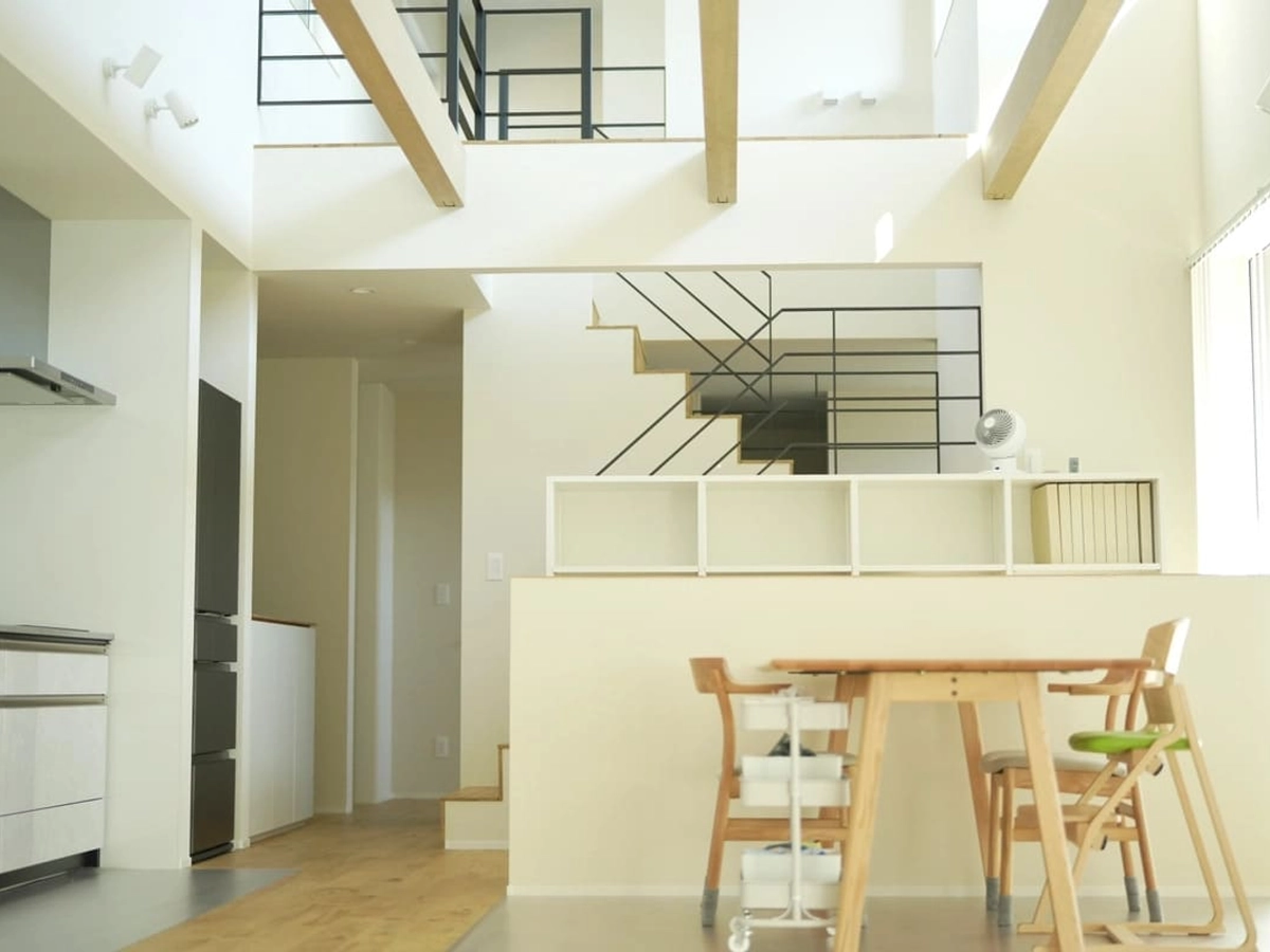 吹き抜けから明るい光が差し込むダイニング