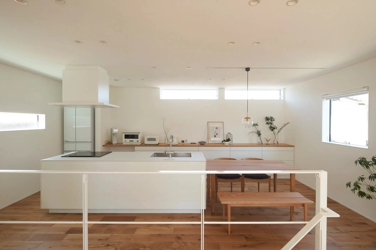 ホワイトで統一した明るい二階にあるLDK