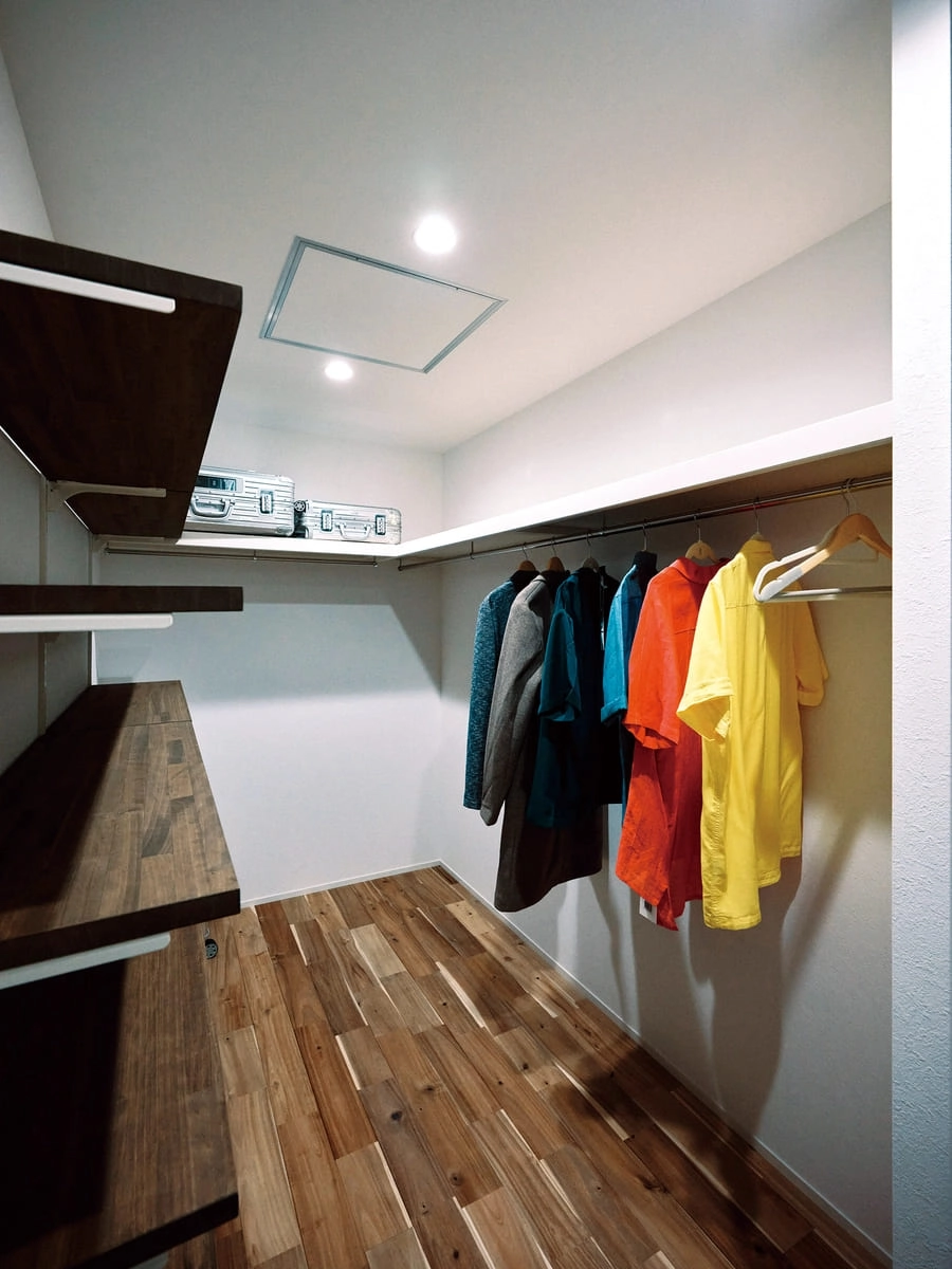 変更可能なオープン棚があるU型レイアウトのファミリークローゼット