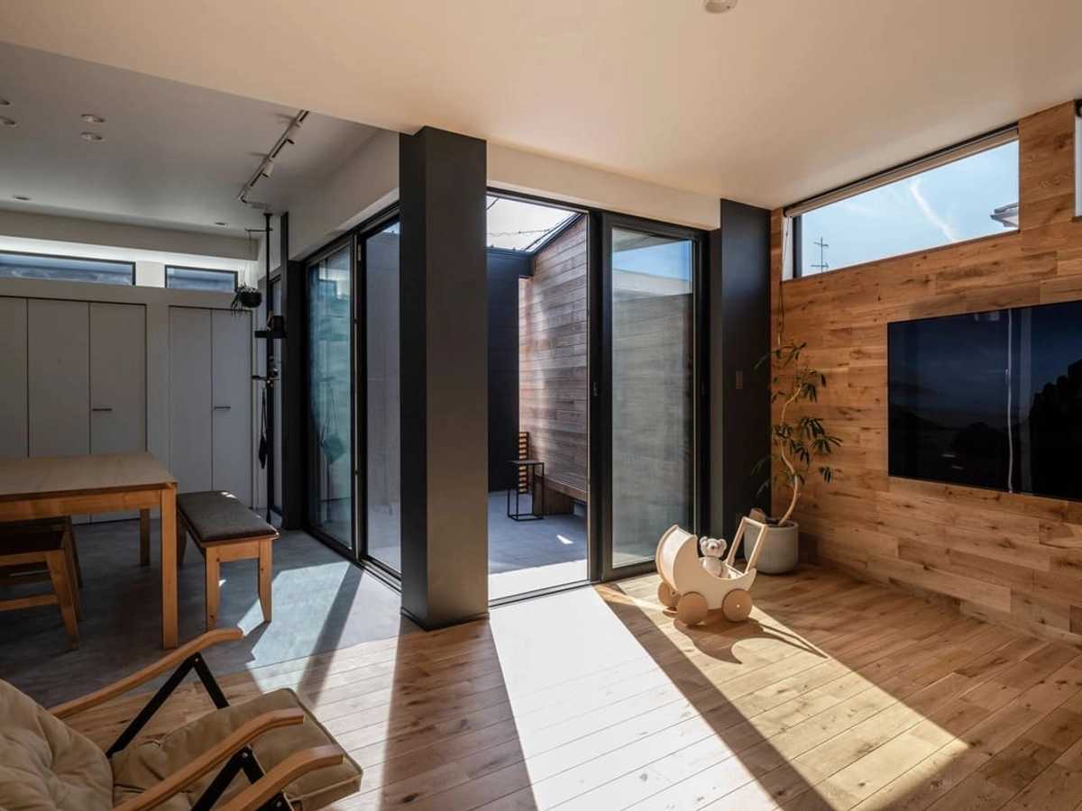 住宅の壁に囲まれたアウトドアリビング