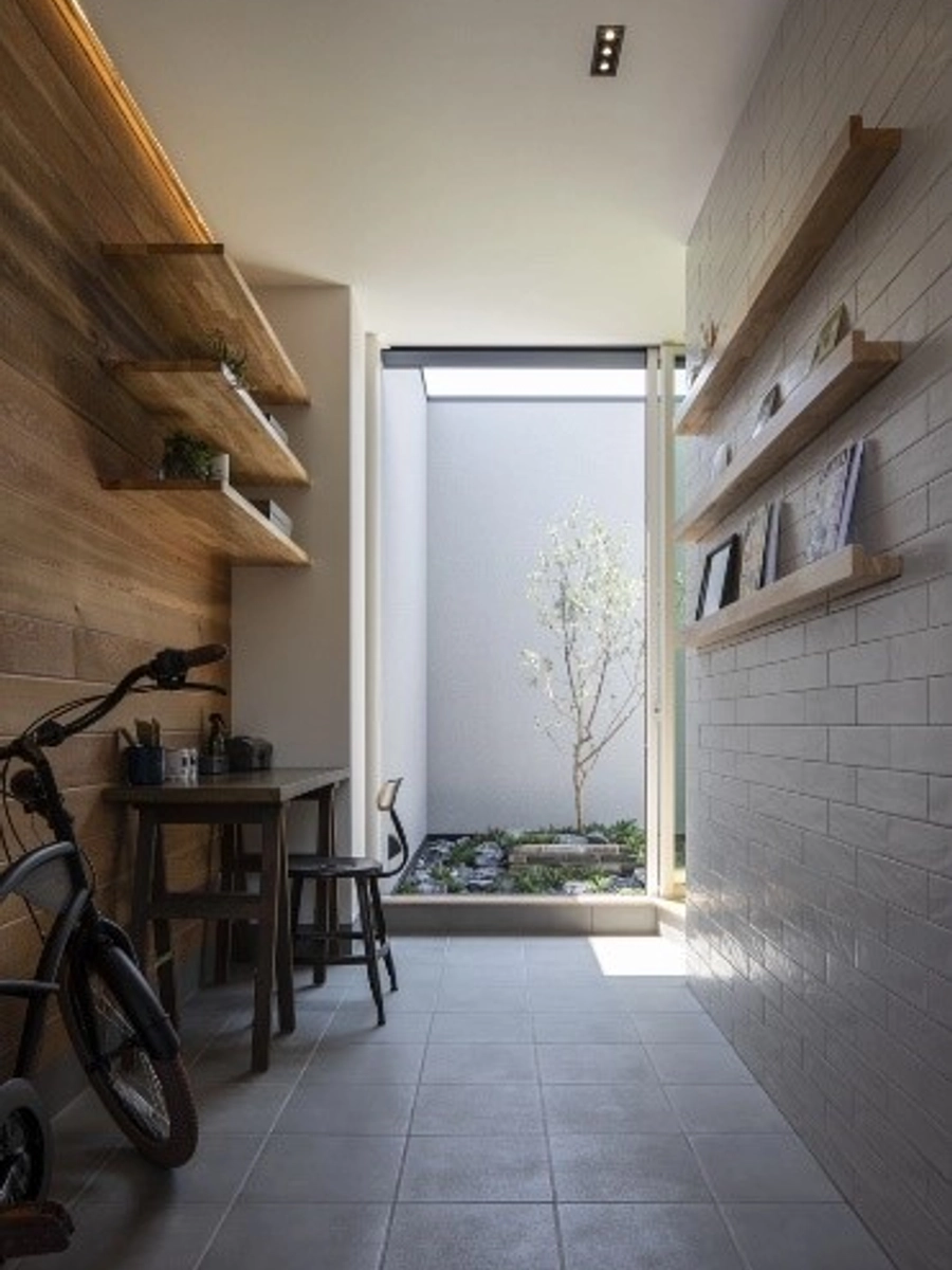 書斎も兼ねている洗練された雰囲気の玄関