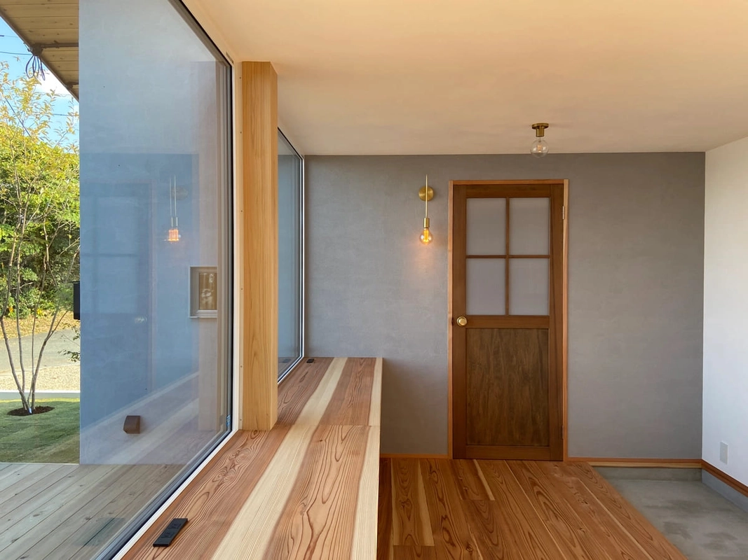 おしゃれなドアが印象的な玄関ホール