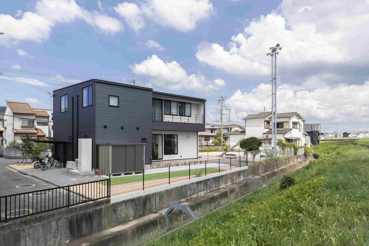 グレーと白のスタイリッシュな外壁