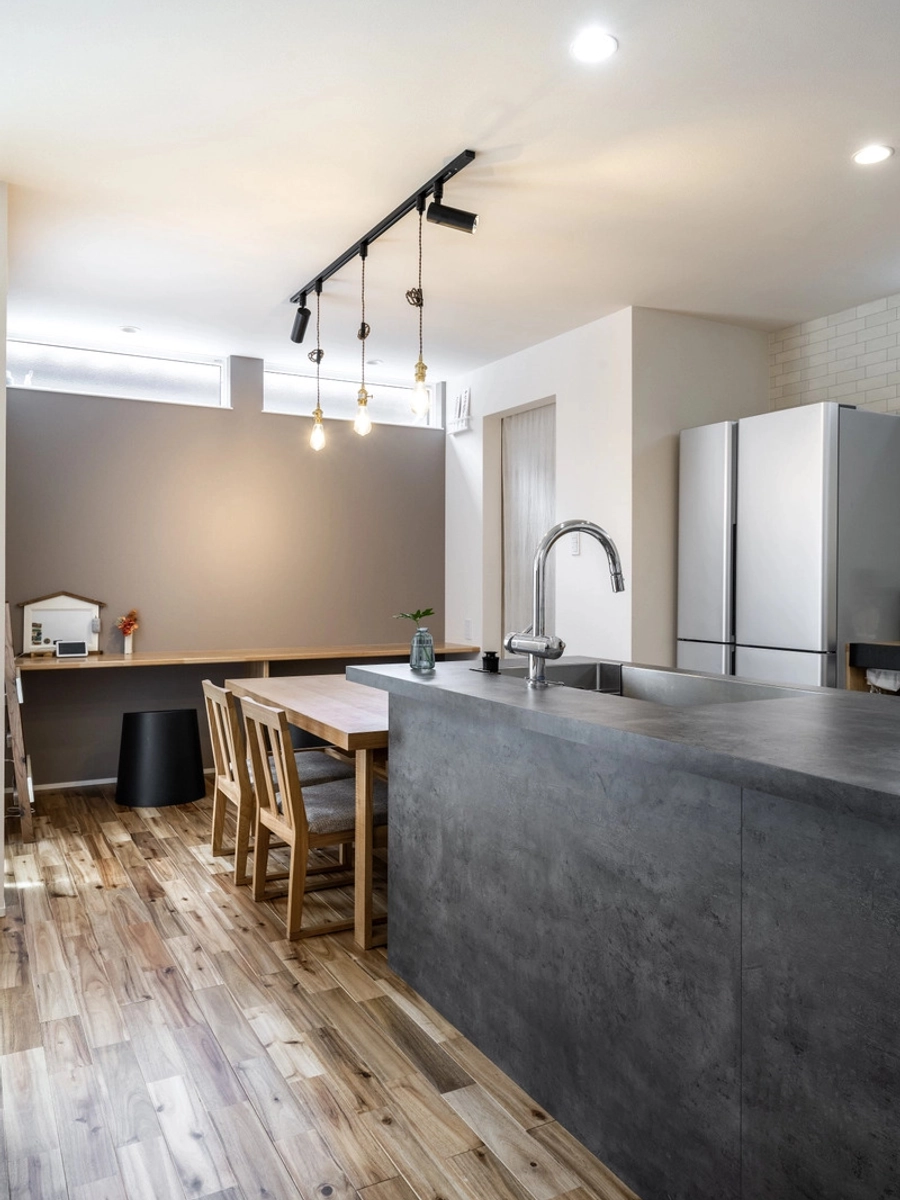 奥にワークスペースがあるダイニングキッチン