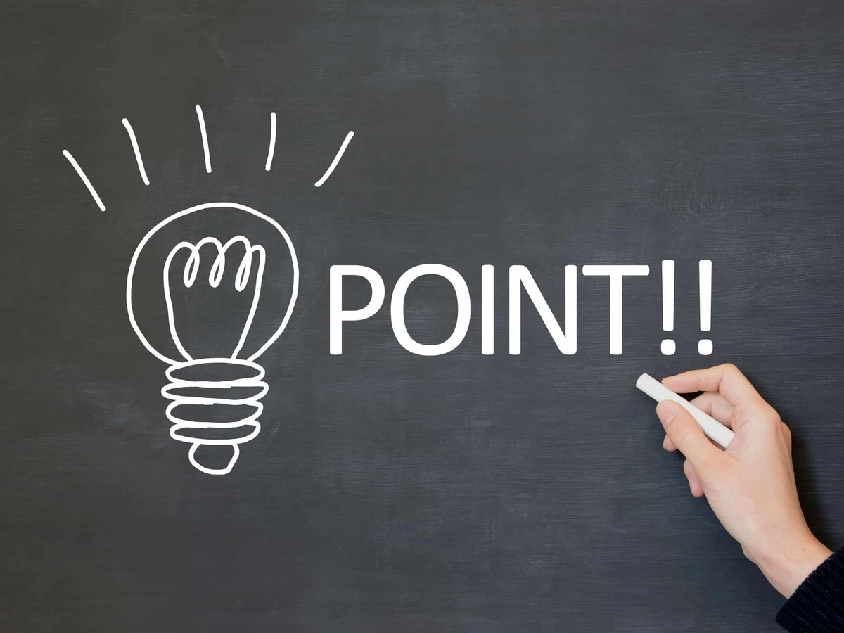 黒板に書かれたポイントの文字と電球のイラスト