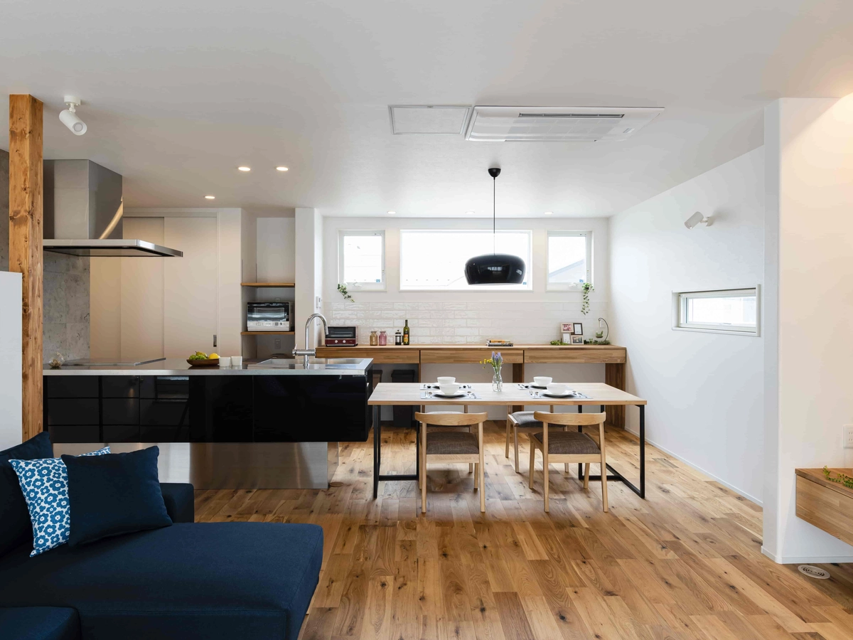 白い壁と木目の床の清潔感のあるキッチンダイニング