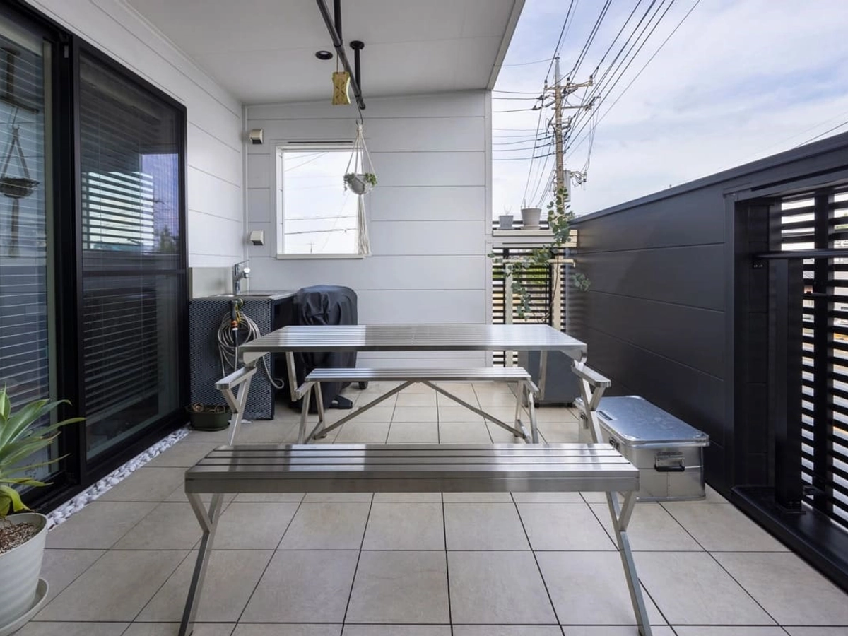 壁の一部にルーバーを採用し、抜け感のあるバルコニー