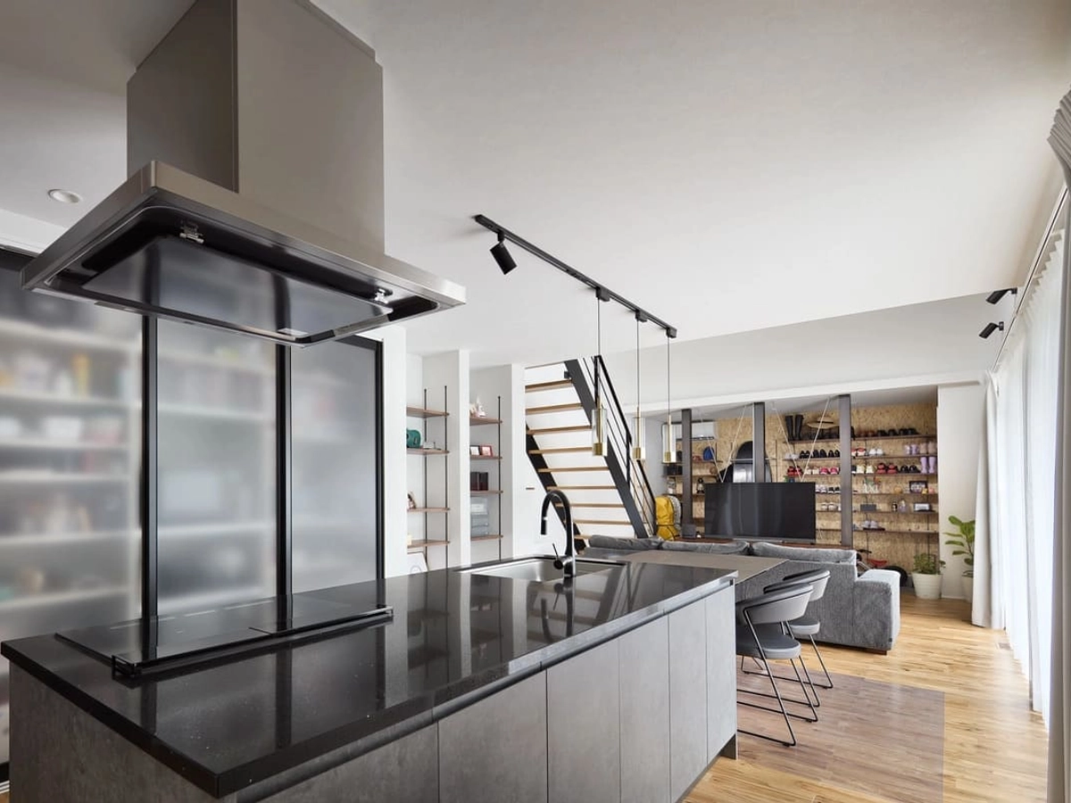 半透明の扉がおしゃれな壁面収納タイプのパントリー