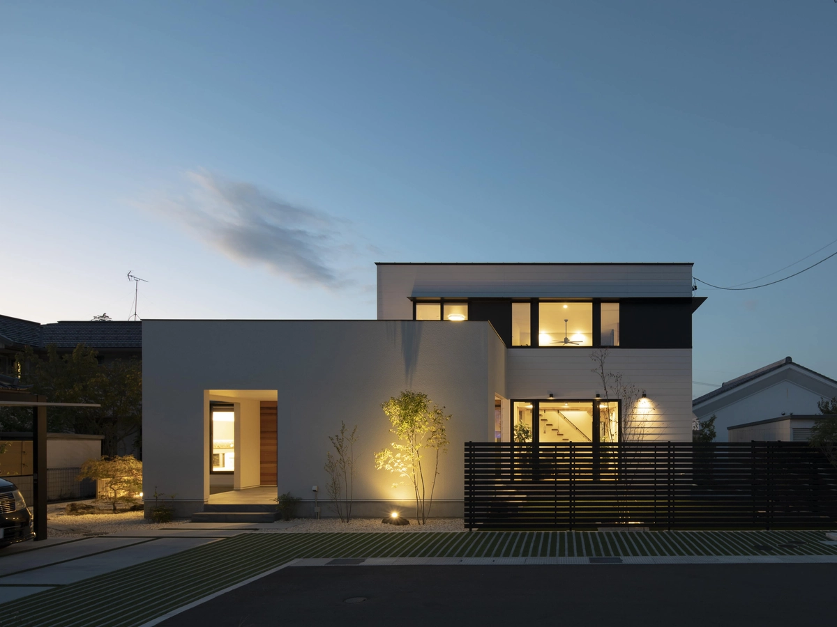 夜ライトで照らされた美しい外観