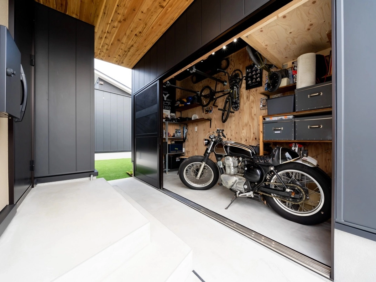 抜けを意識したバイクガレージ