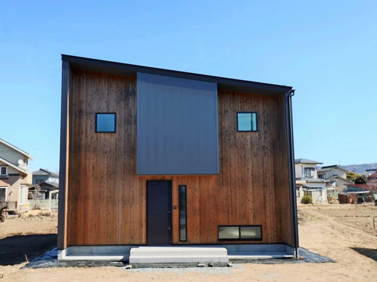 部屋の一部が真ん中に飛び出た独創的なデザインの家