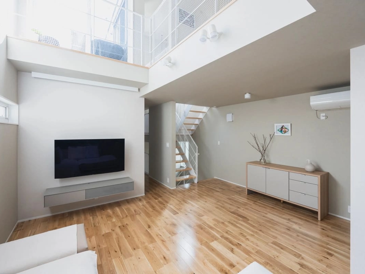 吹き抜けの窓から採光するリビング