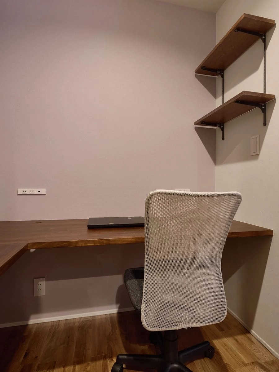 アクセントクロスがかわいいL字型のワークスペース