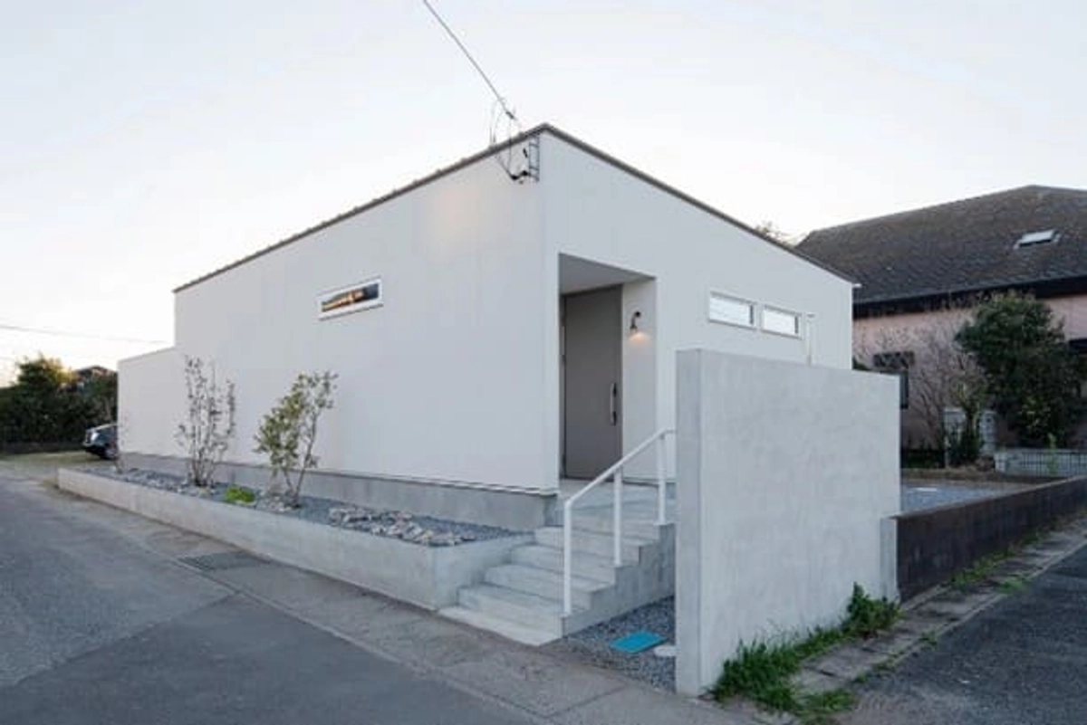 グレーと白で統一したシンプルな外観の平屋