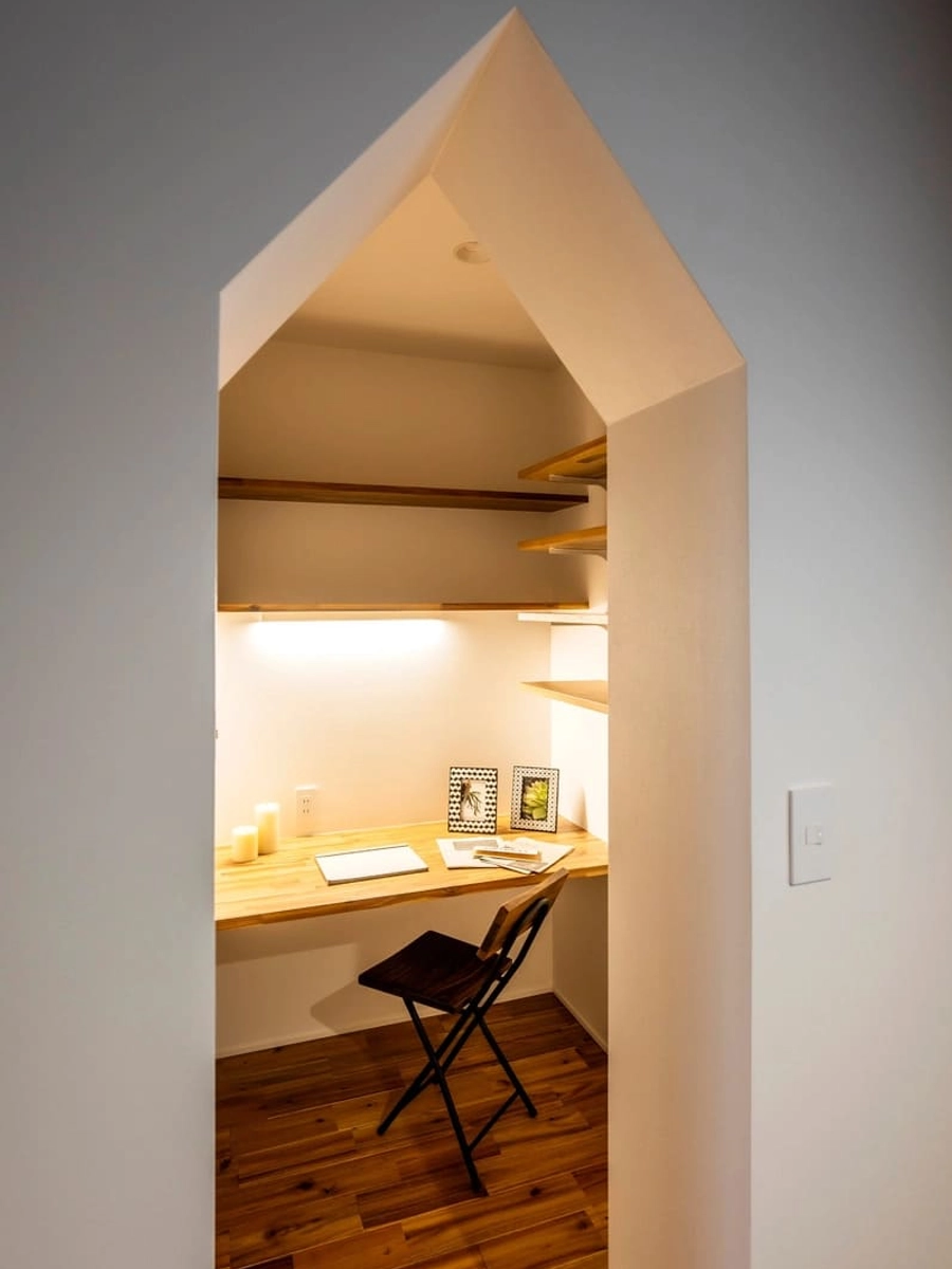 直線的な開口部が印象的なパントリー