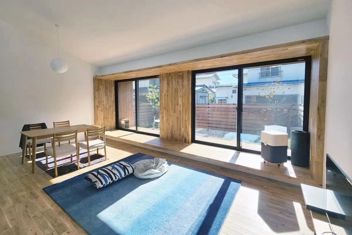 大きな窓に面した縁側のようなヌックがあるリビング