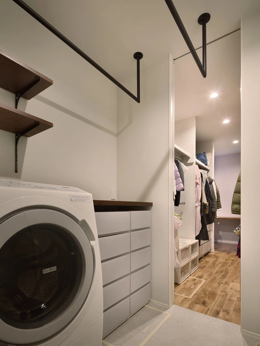 家事室と隣接するファミリークローゼット