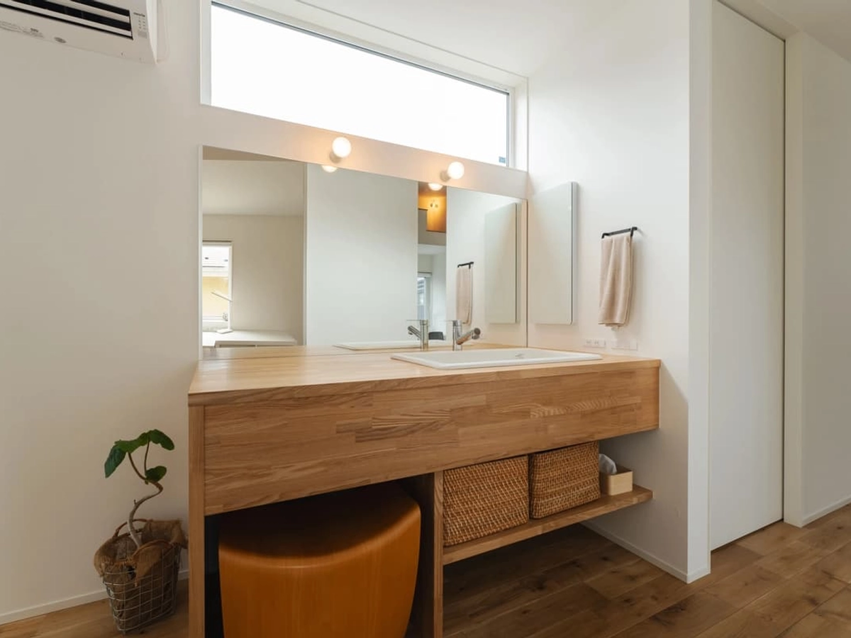 ナチュラルな木仕上げの洗面台