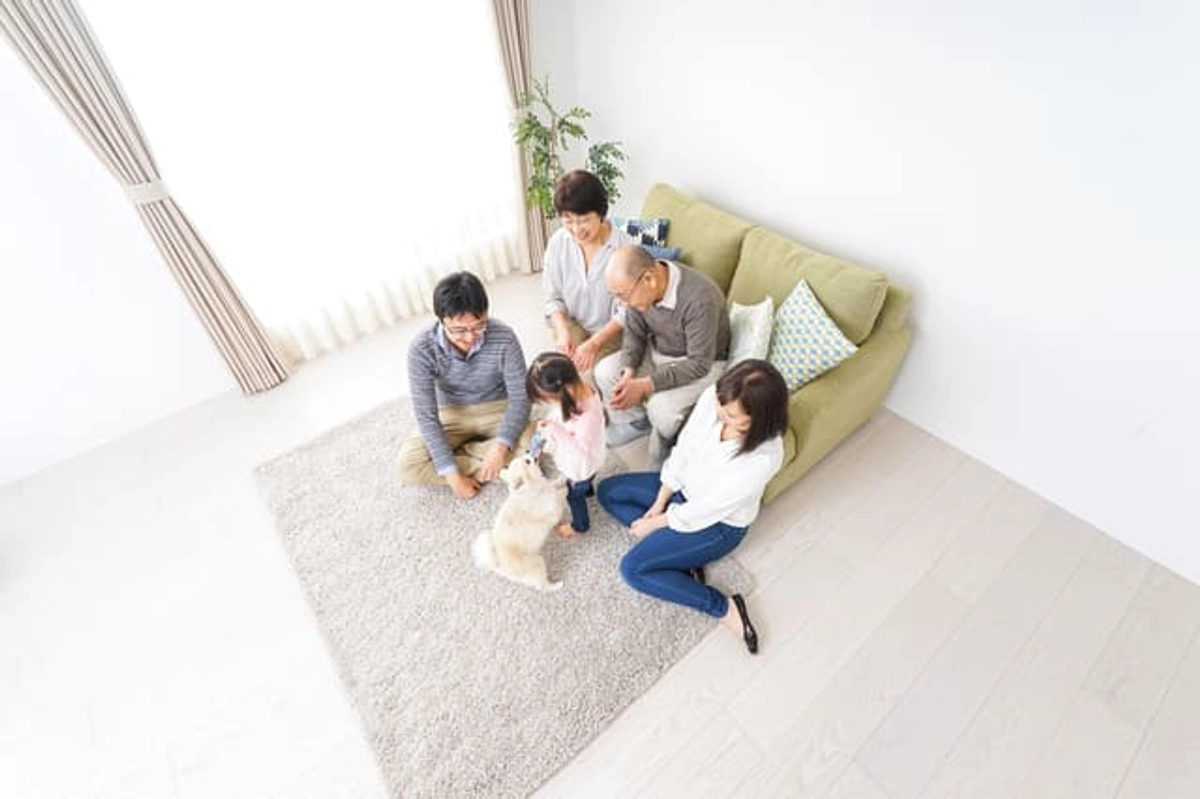 明るい部屋の天井から見た仲の良い家族