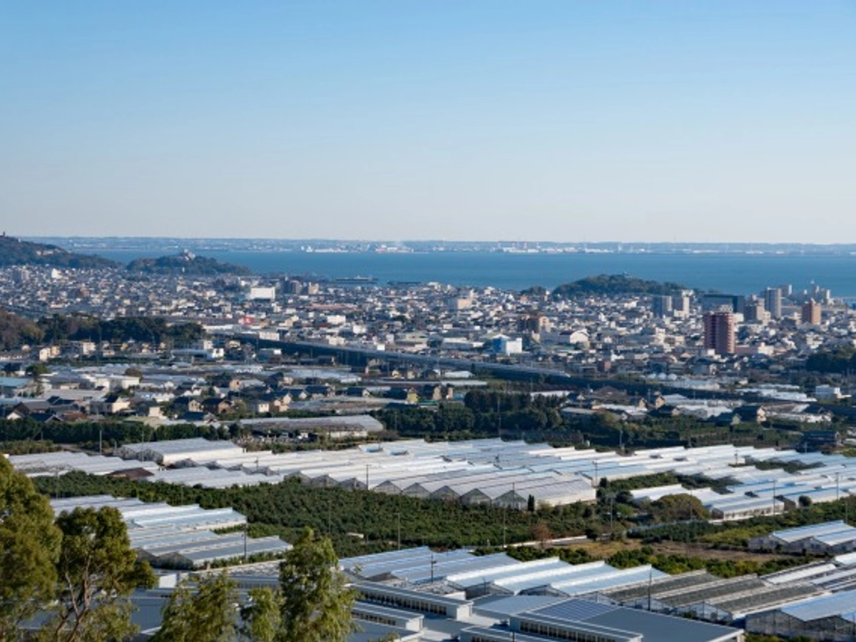 蒲郡の街並みと東海道新幹線