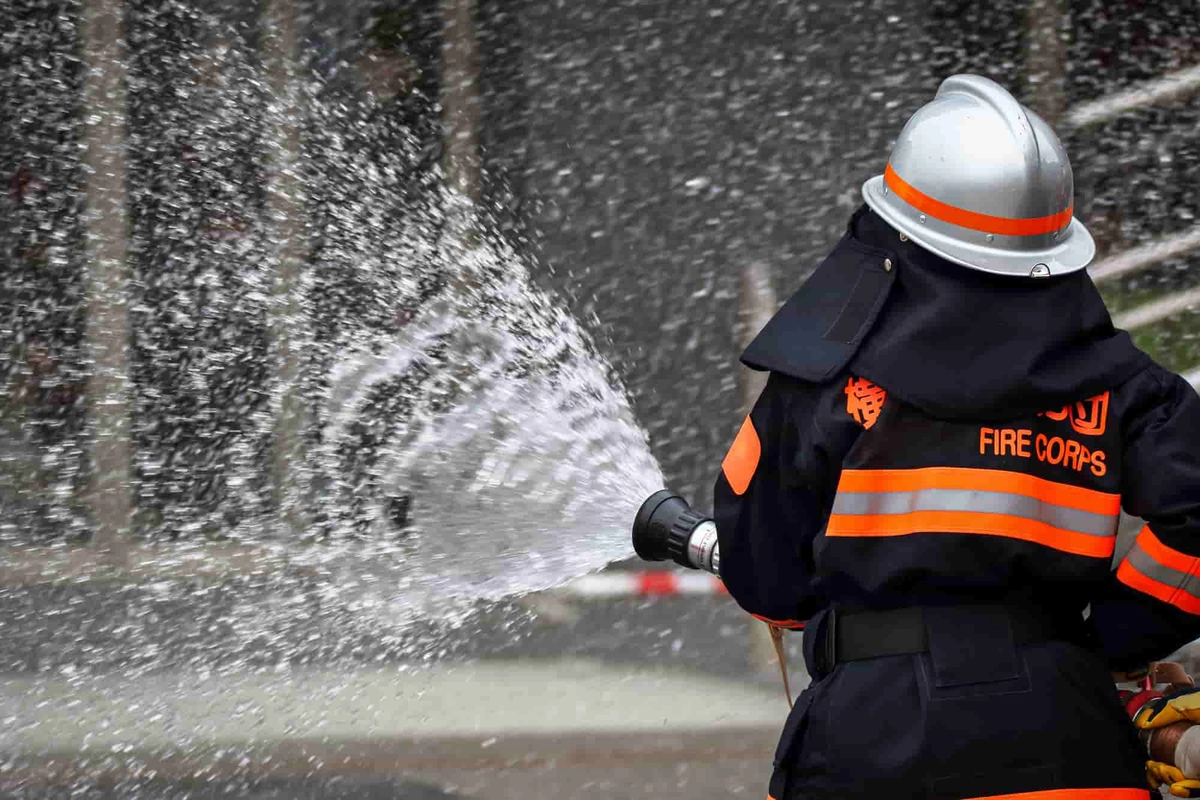消防隊員による放水による消火訓練