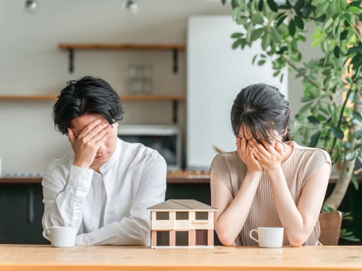 家模型と後悔する夫婦