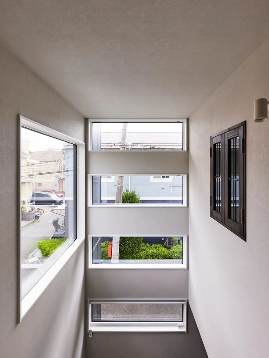 吹き抜けに並ぶ4つの窓