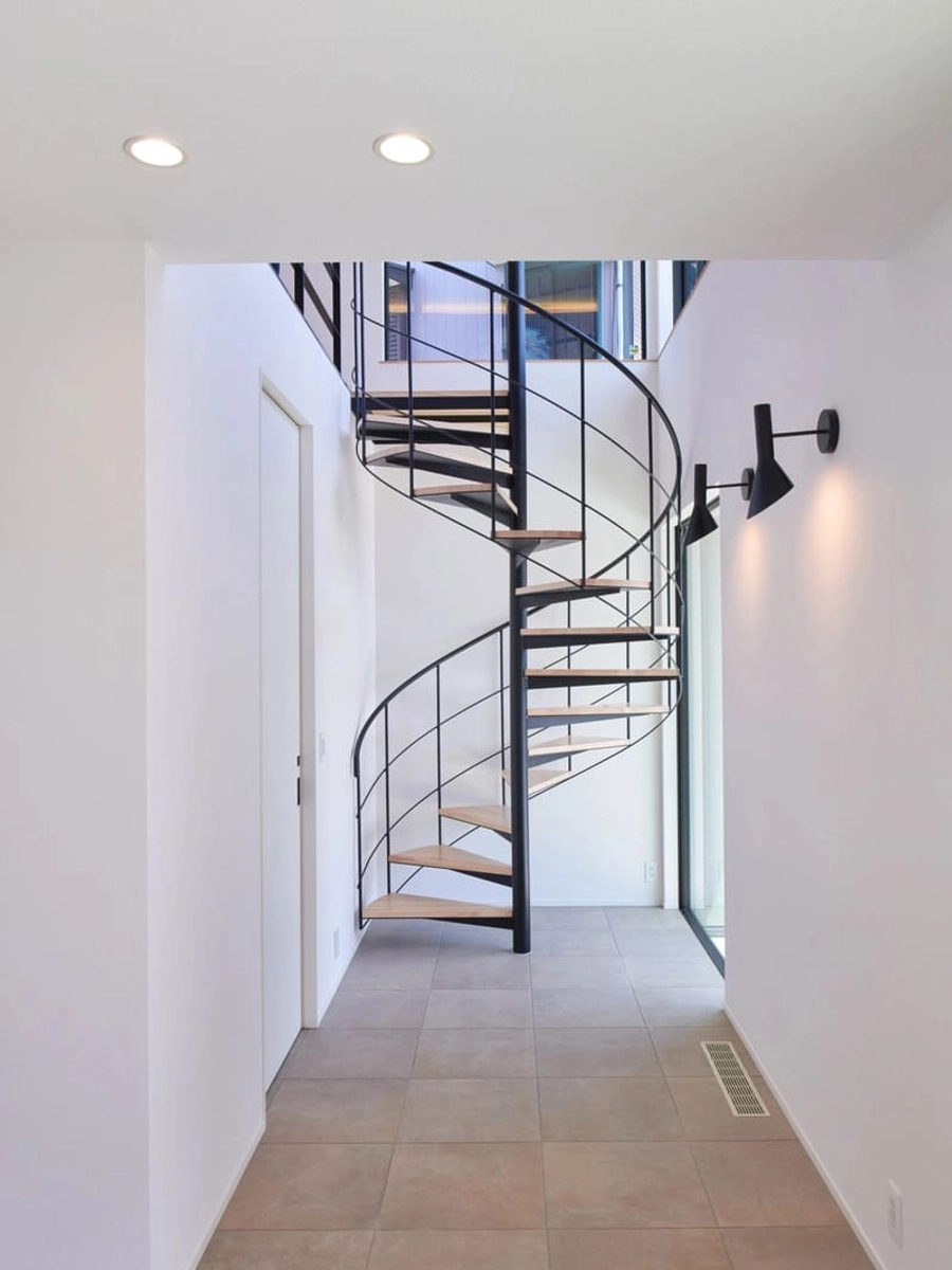 螺旋階段のある吹き抜け