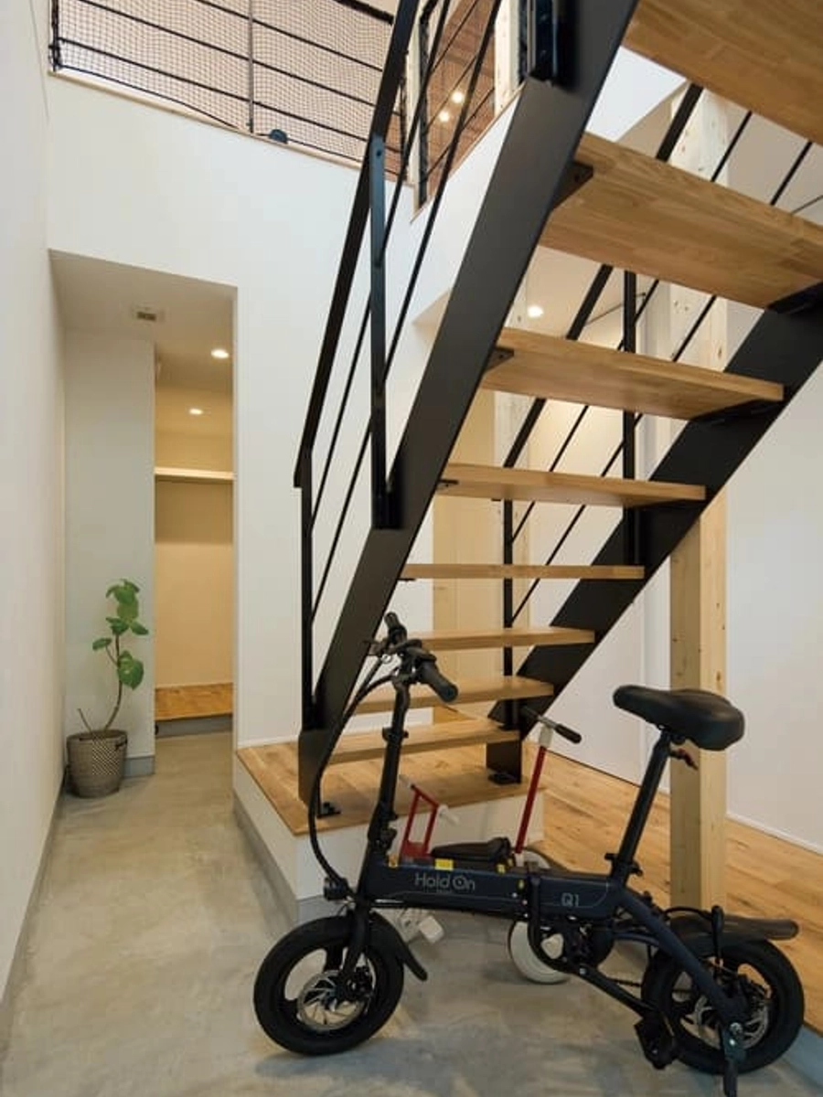 吹き抜け玄関とスケルトン階段