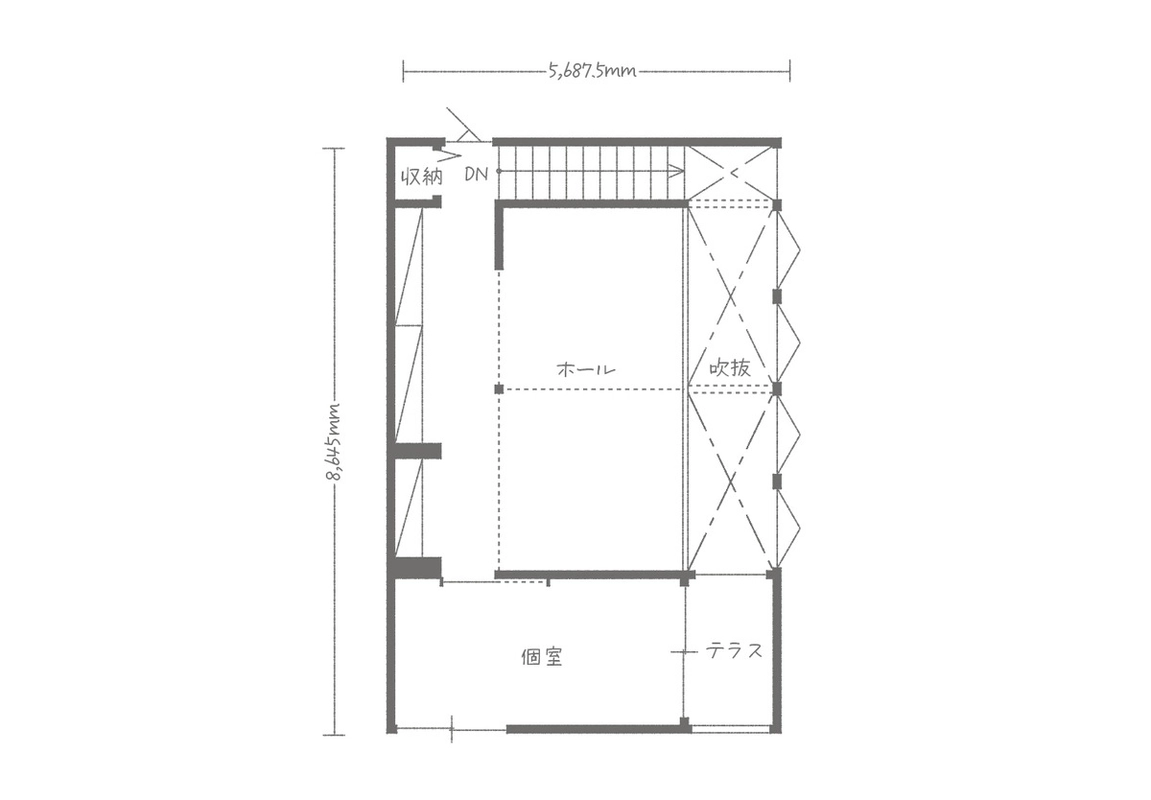 大きな吹き抜けとホールを中心に個室を配置した2階間取り図