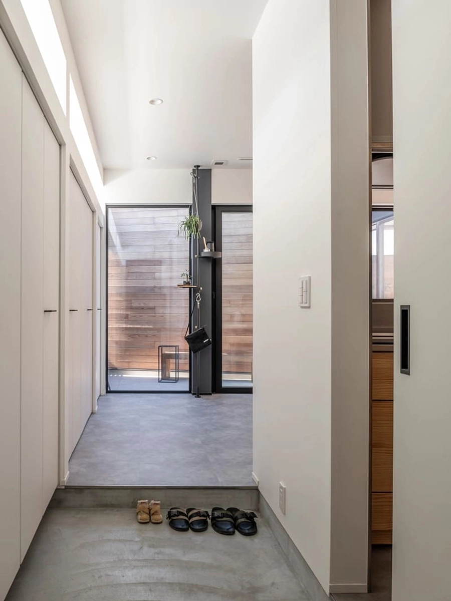 キッチンに直接つながる玄関横の入り口