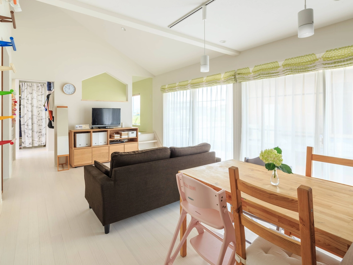 白が基調のやわらかなダイニング&リビング