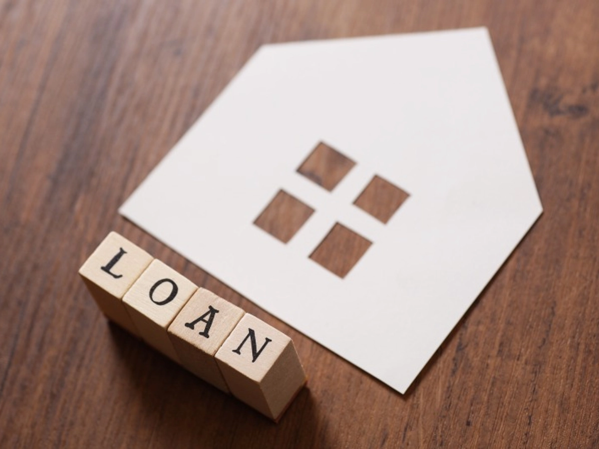 ローンと書かれた積み木と紙の家