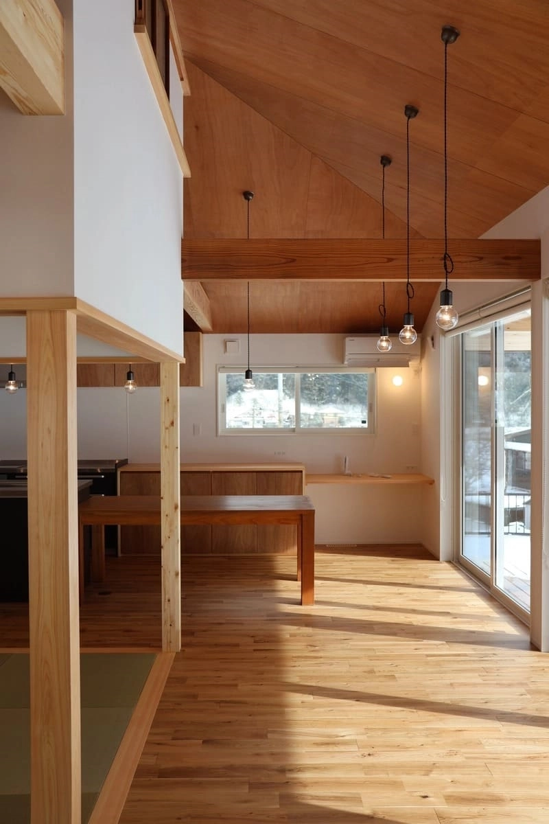 木の暖かさと開放的な雰囲気が感じられるリビング