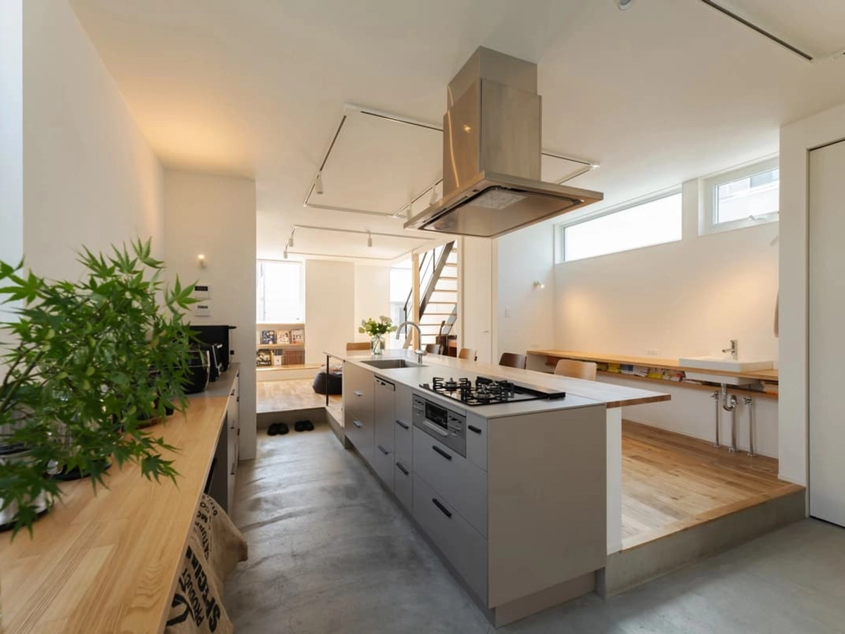 土間から繋がるキッチンと一段上がったリビングダイニング