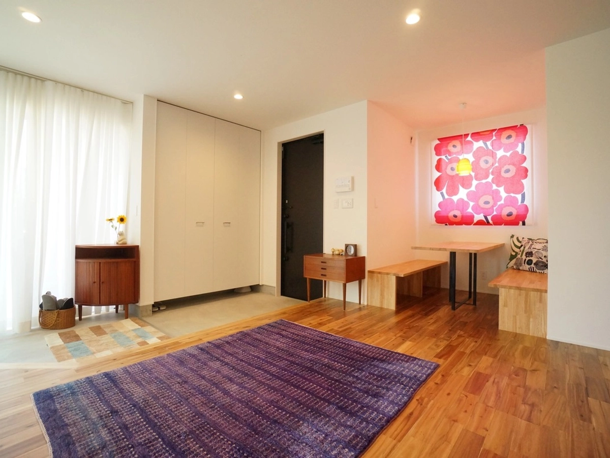 玄関から入ってすぐ横の窓際にあるヌック