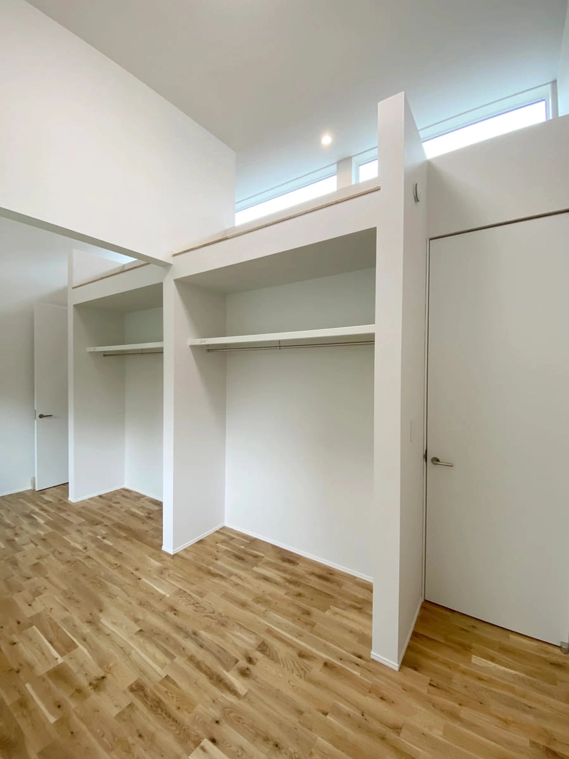 上部に室内窓を設けた機能的なクローゼットスペース