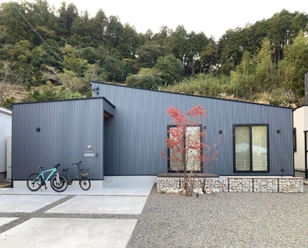 落ち着いた色の外壁の平屋ともみじ