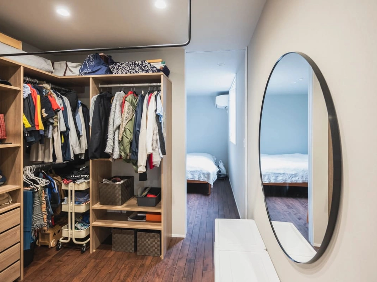 夫婦の寝室の手前にある大容量ファミリークローゼット